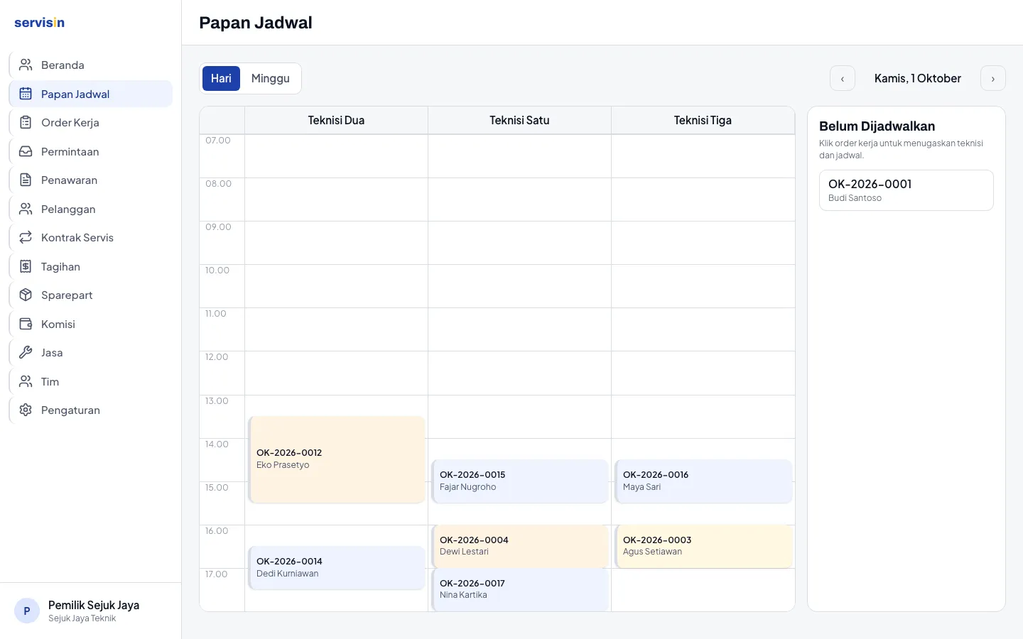 Papan Jadwal Servisin: kolom per teknisi berisi order kerja terjadwal sepanjang hari, daftar order yang belum dijadwalkan di kanan